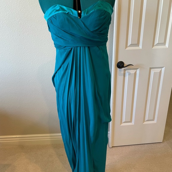 Nicole Miller- crêpe and silk strapless gown - 10 - Picture 2 of 4